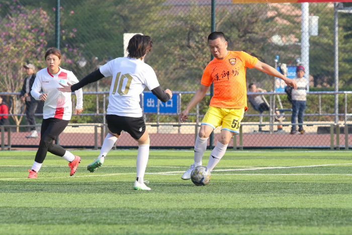 星空体育-比赛中团结协作